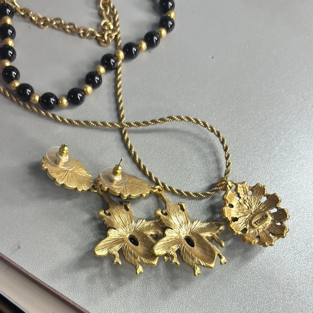 Yusi’s Elegant Gold and Black Necklace Set - Picture 7 of 7